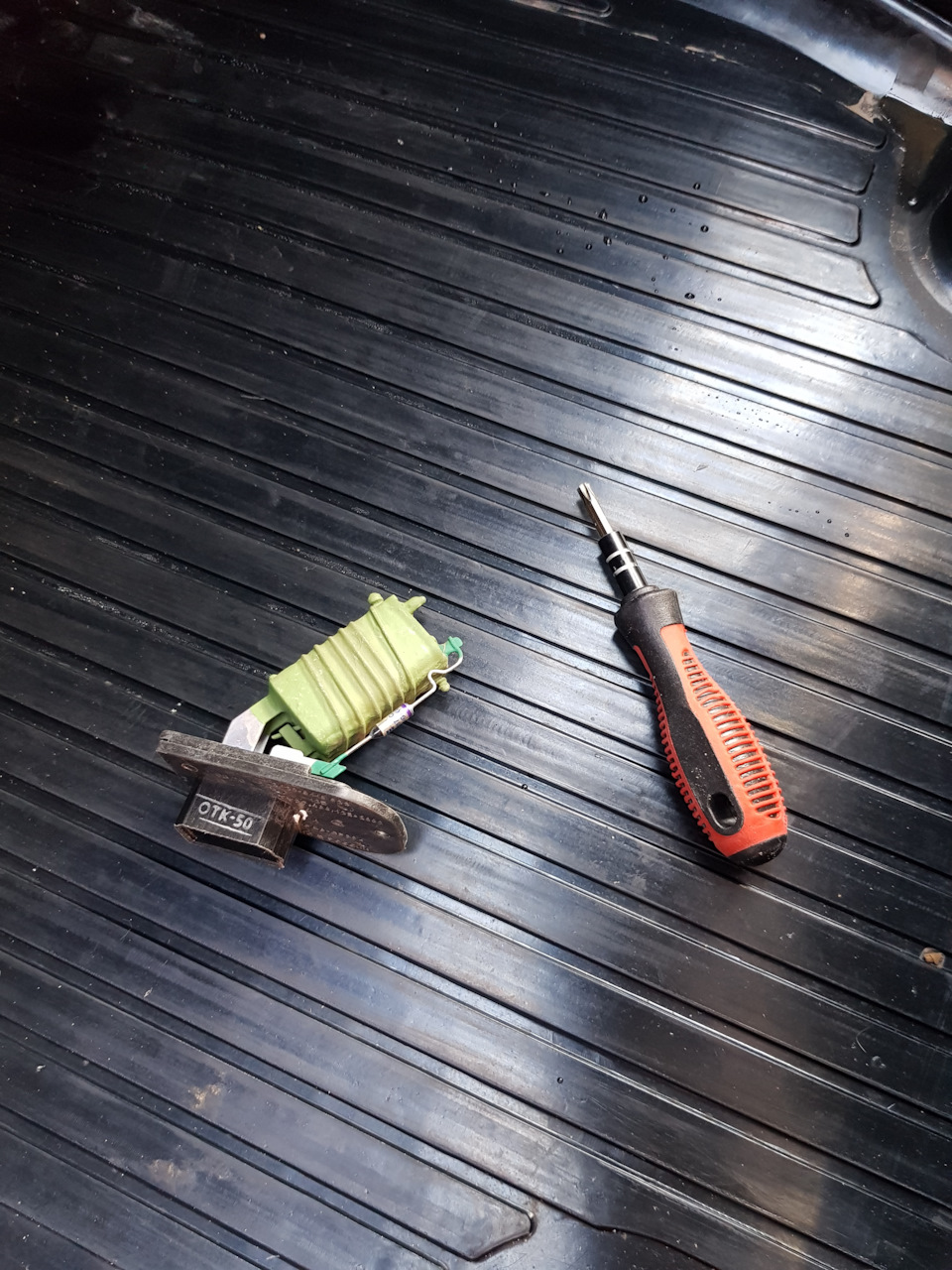 Замена реостата оборотов двигателя печки. — Lada 4x4 3D, 1,7 л, 2020 ...