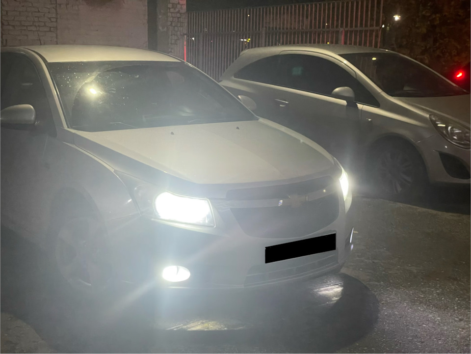 Внешний вид с туманками вечером — Chevrolet Cruze Hatchback