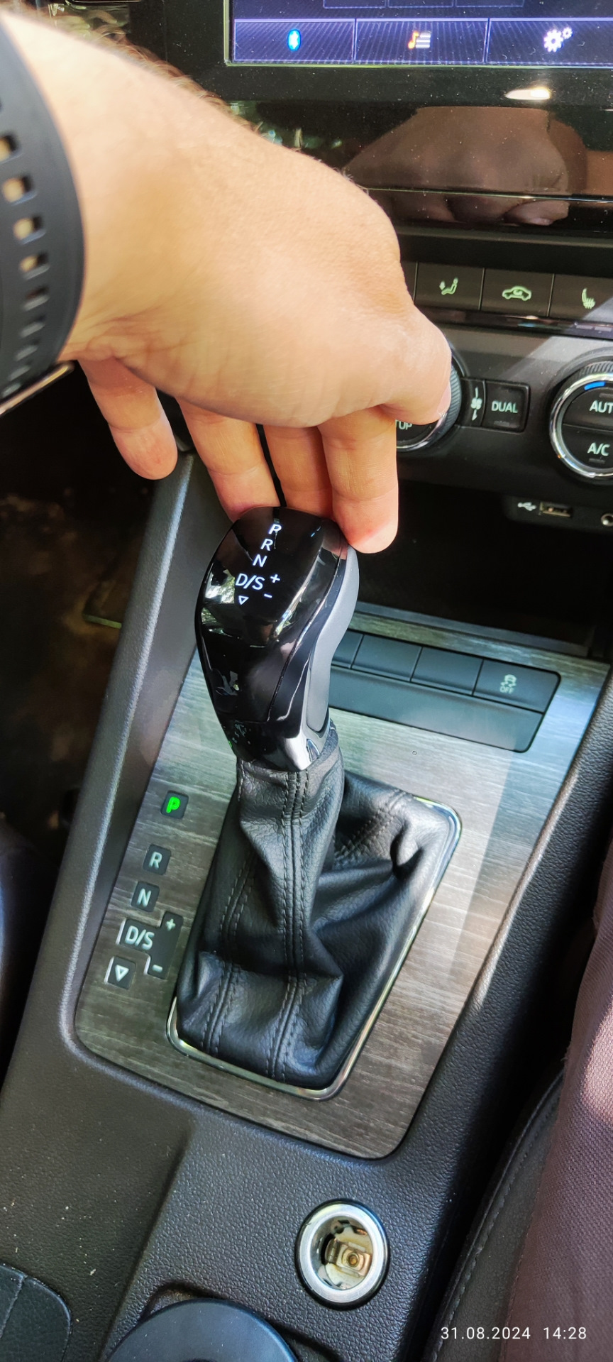 Ручка кпп — Skoda Octavia Scout A7 Mk3, 1,8 л, 2015 года | аксессуары ...