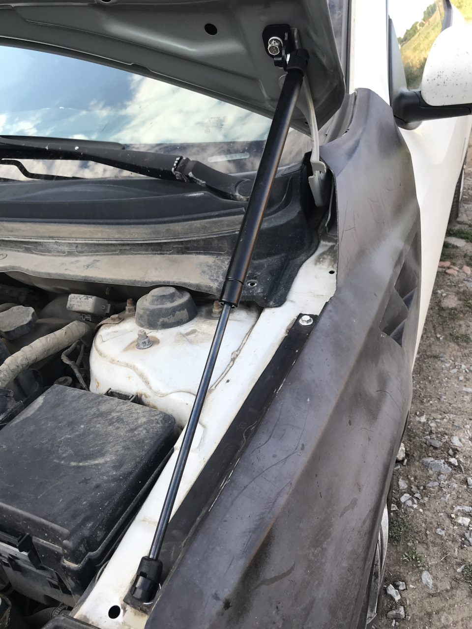 Установка газовых упоров капота — KIA Cerato Koup (1G), 1,6 л, 2011 ...