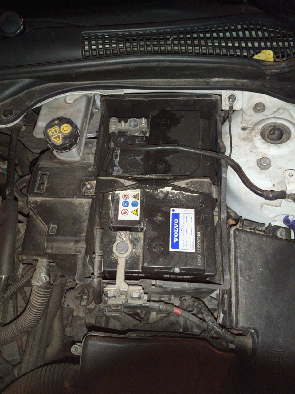 4 аккумулятор. Volvo xc90 прикурить. прикурить вольво xc60. снятие аккумулятора вольво. снятие аккумулятора вольво.