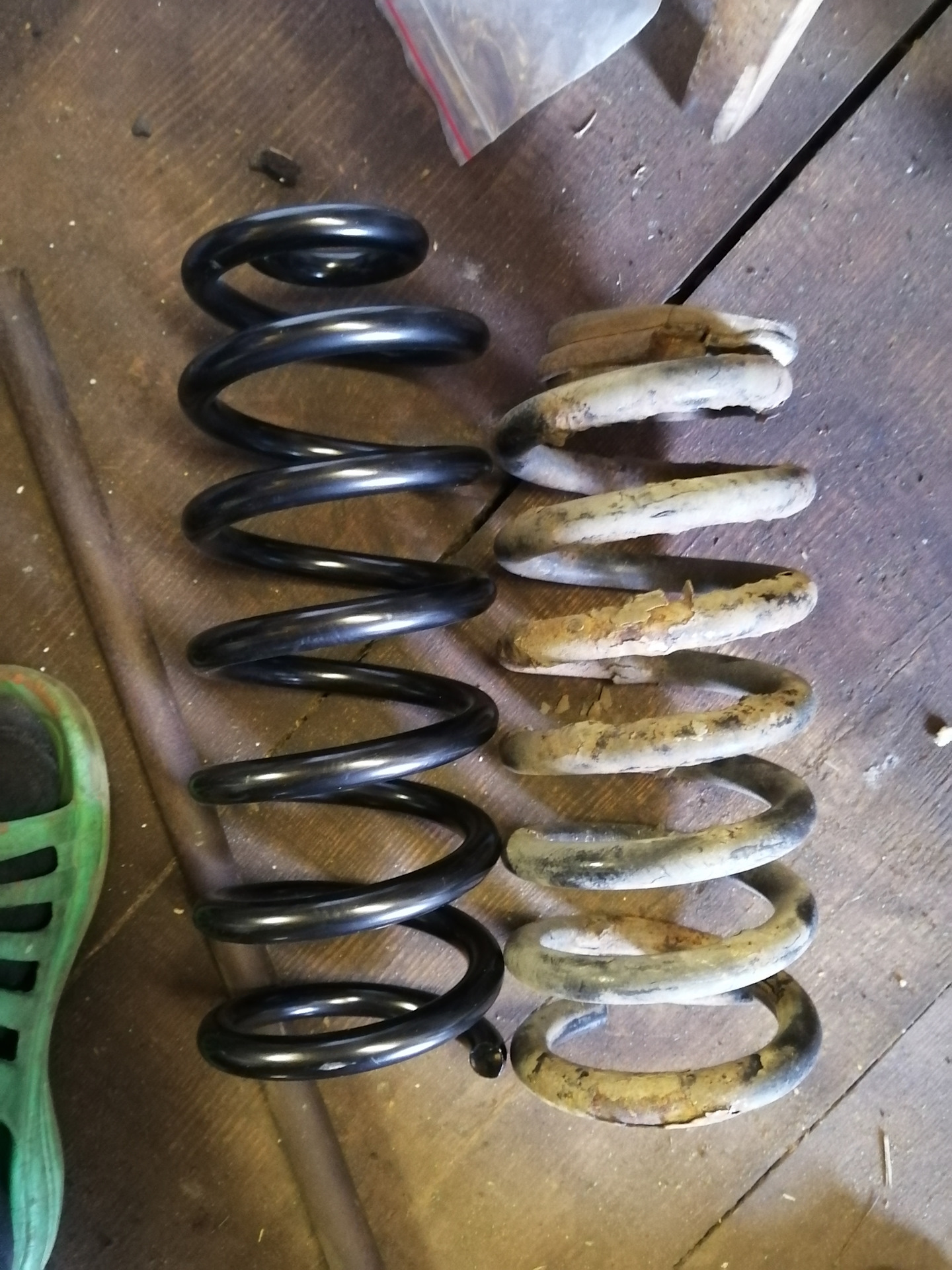 Просели задние пружины. Vw t5 задняя пружина просела. Просели задние пружины. Задние пружины 2141 extreme-g. Просели пружины мерседес w163.