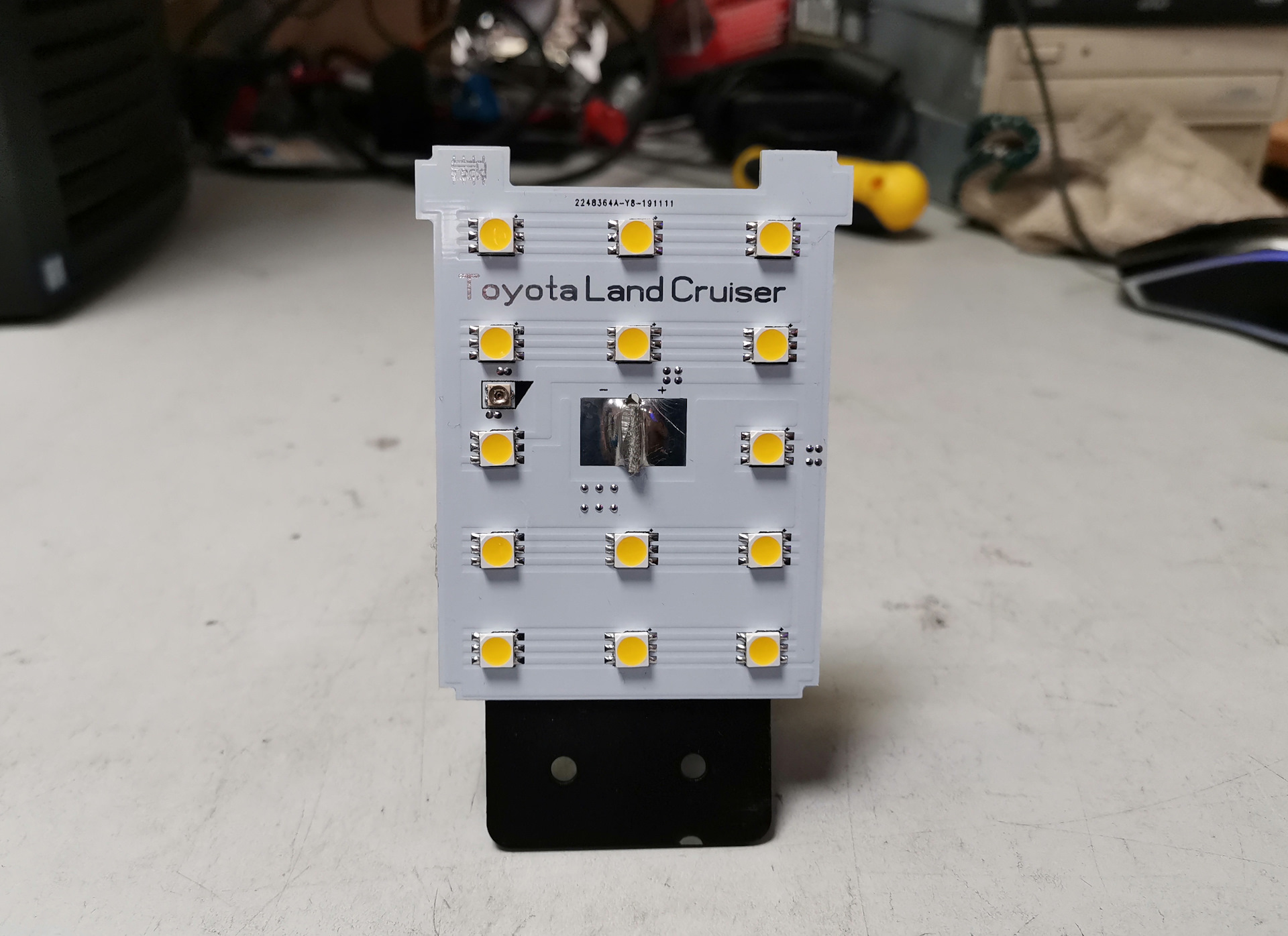 светильники для гаража. лучшие светильники для гаража. лампы для освещения гаража. прожектор wolta 300вт. диодные лампы 220 вольт для гаража.