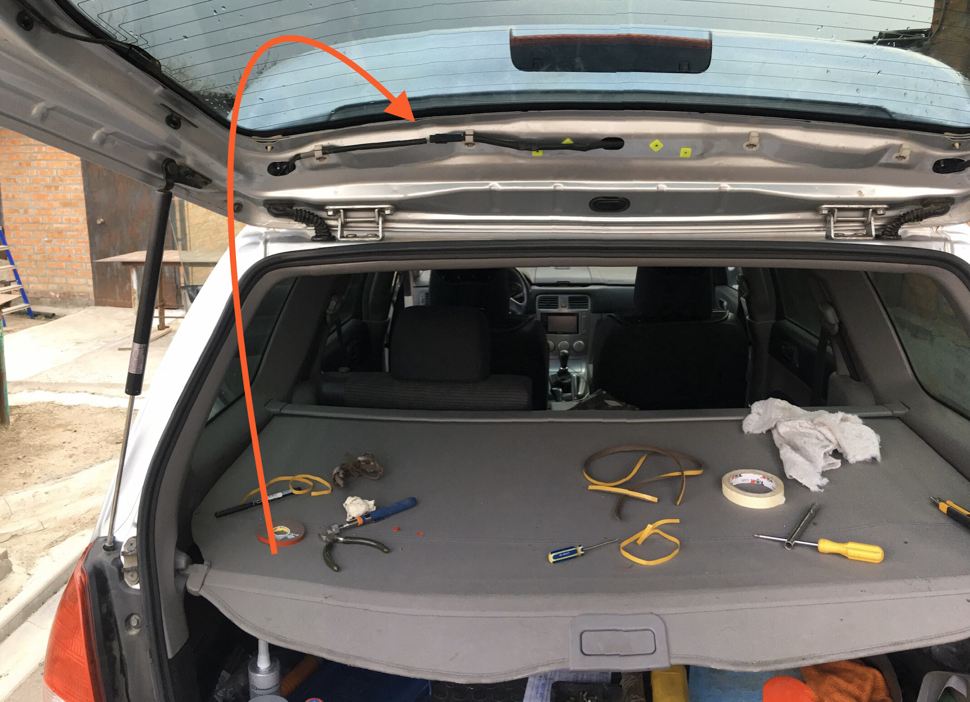 Одиссей с богажников боксом. Субару форестер диагональ багажника. Полка багажника в форестер. Багажник субару форестер sj. Кнопка багажника субару форестер 2011.