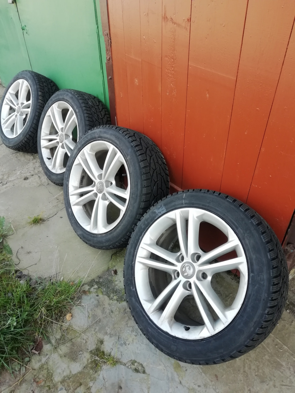 Зимняя резина 245/45 r18.