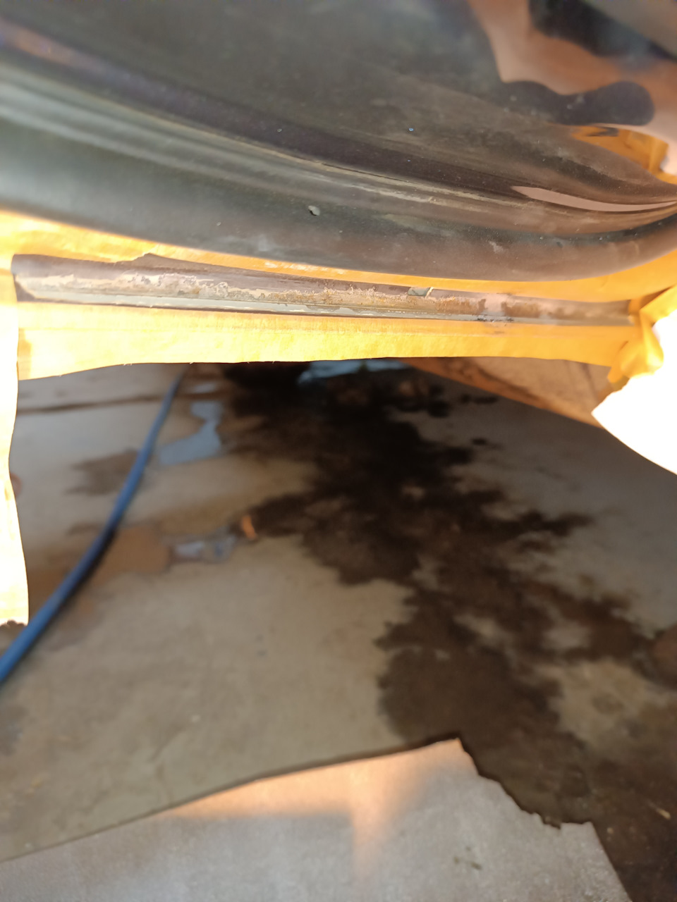 Печаль. Коррозия под шовным герметиком. — KIA Ceed SW (2G), 1,6 л, 2014 ...