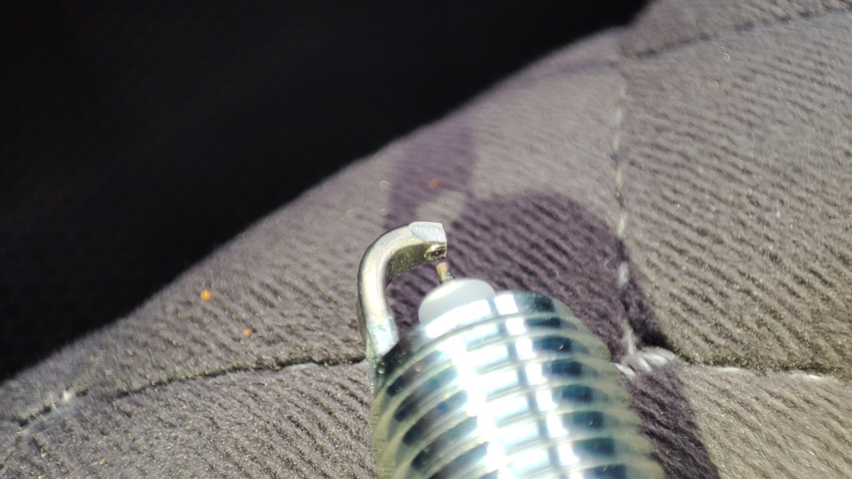 Важный признак, почти невидимый на глаз: кругляшка-напайка на внутренней стороне бокового электрода. На палёнке не бывает — KIA Rio X-Line