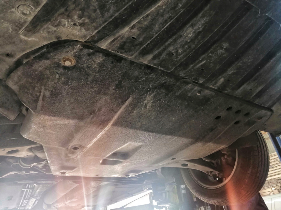 Защита теперь прикручена через резинки, тем самым, полностью исключено ее дребезжание ) — Ford Focus Hatchback III