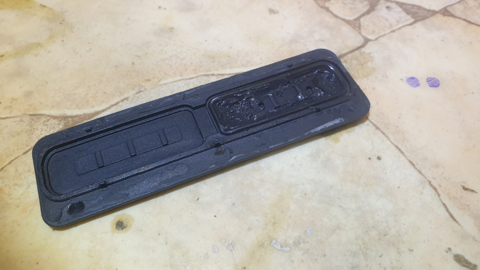 Сама клавиша на половину была надорвана, подсказал герметиком, дождался пока высохнет — Mercedes-Benz S-Class (W220)