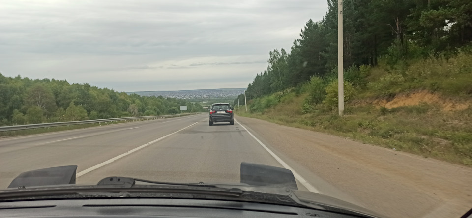 Сначала проезжаем деревню Хомутово, трасса не сильно загруженная, фур не встретил вообще, не одной, только грузовики и автобусы. Машин тоже не так много. — Mazda 323 IV