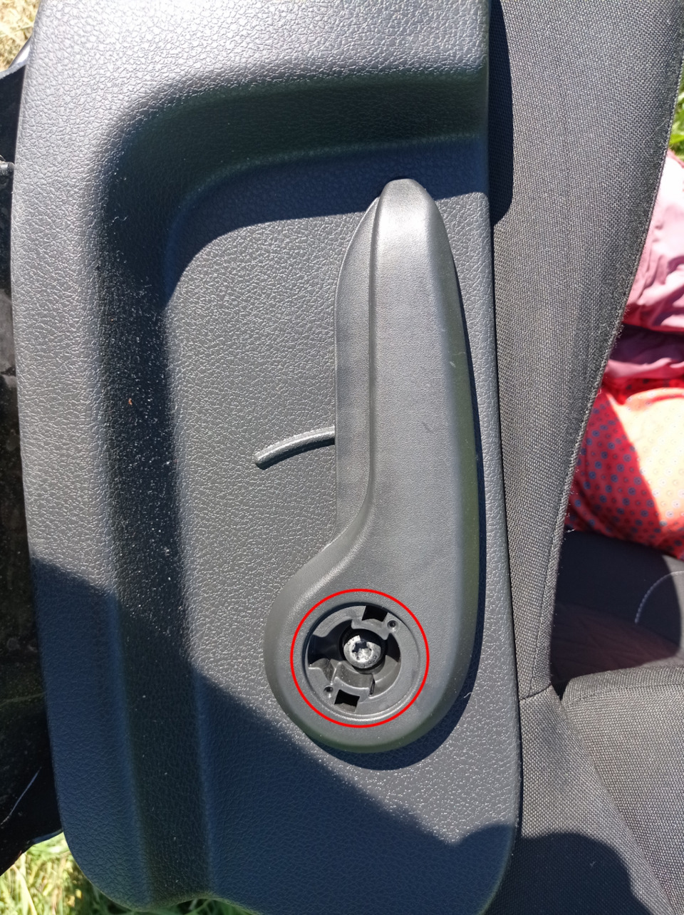 Под крышкой скрывается винтик — Renault Sandero Stepway (2G)