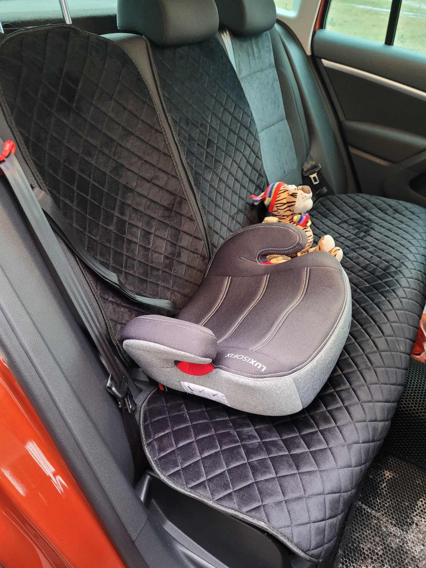 Бустер ISOFIX для ребенка — Volkswagen Tiguan (1G), 2 л, 2016 года ...