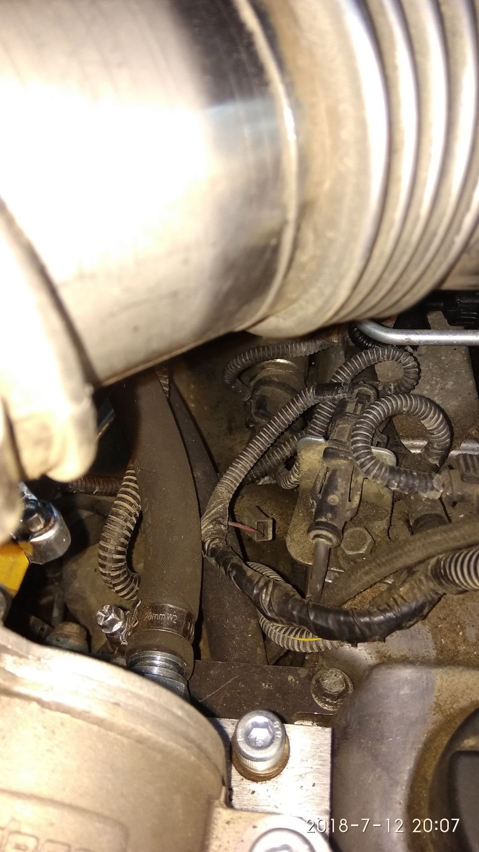 Внутри что-то немного потеет стекло и влага иногда под ковриком, при ...