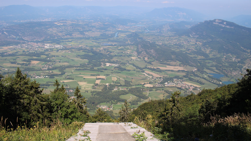 Стартовый трамплин парапланеристов. Я подошел к краю… и тут же вернулся обратно на тропу :) — Audi A4 (B9)