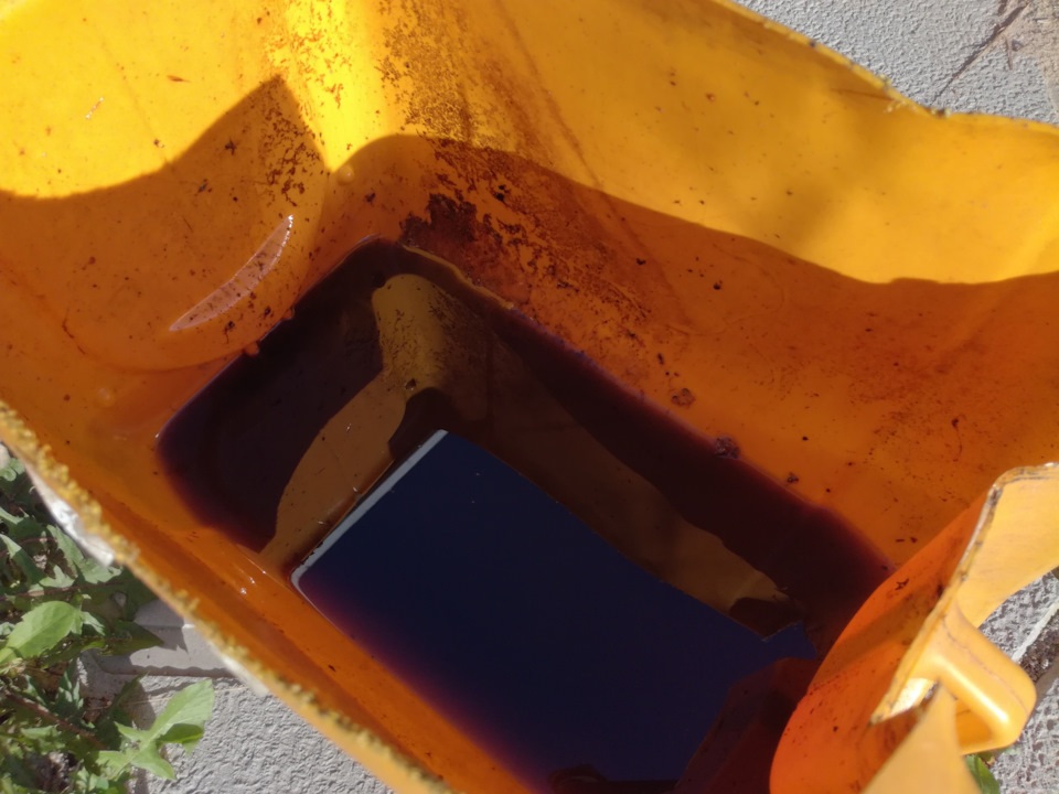 масло намного темнее, чем сзади — Nissan X-Trail II (t31)