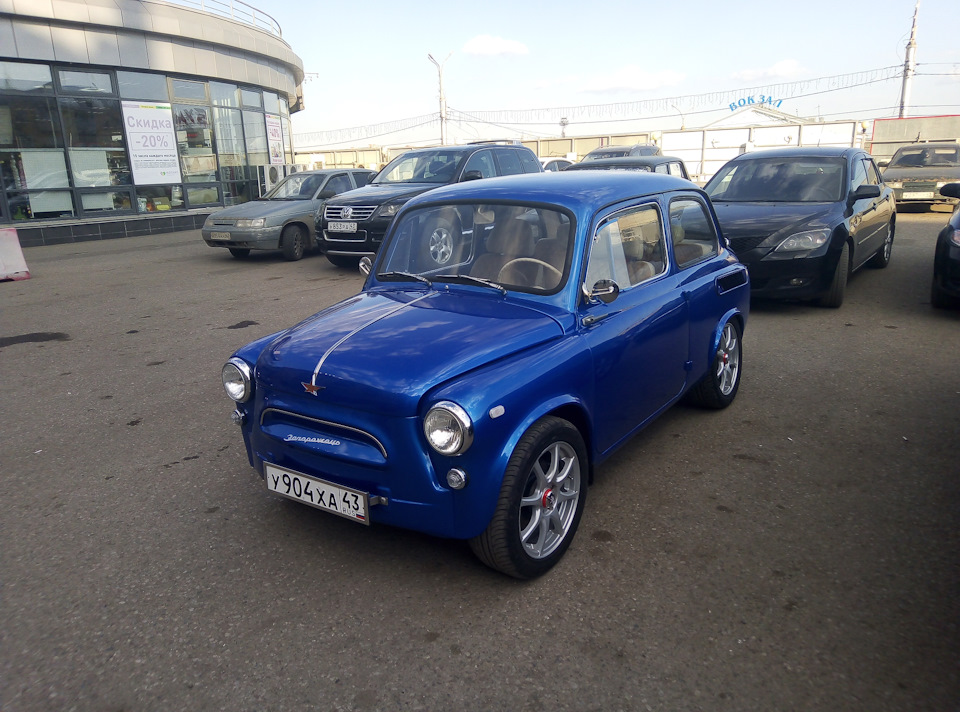Заз 965 на сахалине. Масса заз 965. Запорожец киров. Желтый запорожец богучар. Постамент для автомобиля.