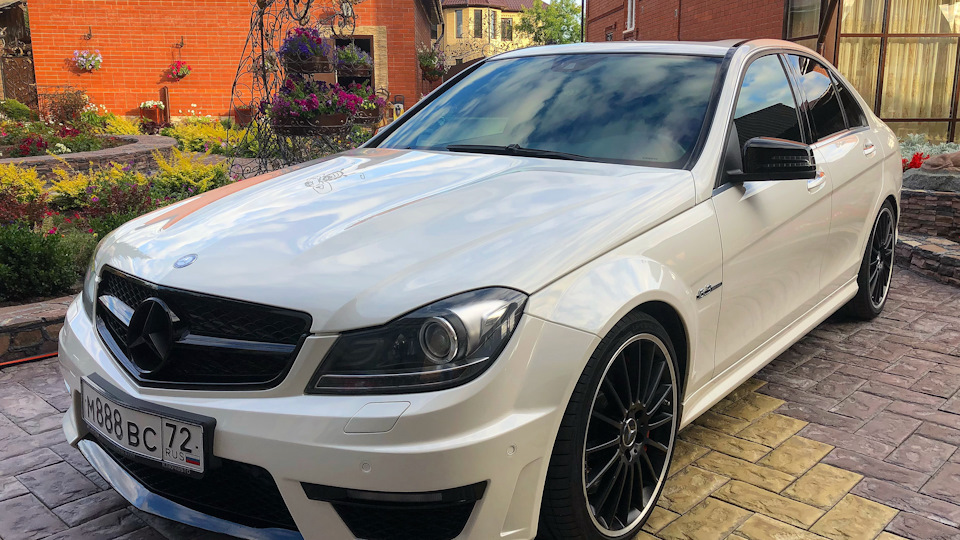 Mercedes c 2.0. C63 AMG w204. Mercedes c63 AMG w204. Белый Mercedes w204 r18. C63 AMG w204 Рестайлинг.