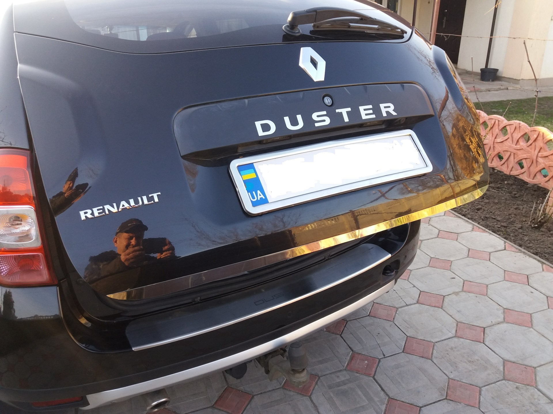 Накладка на пятую дверь. Накладка на 5 дверь Renault Duster. Хромированная накладка багажника Дастер g2. Задняя накладка на багажник Рено Дастер 2017. Накладка в проем багажника Рено Дастер.