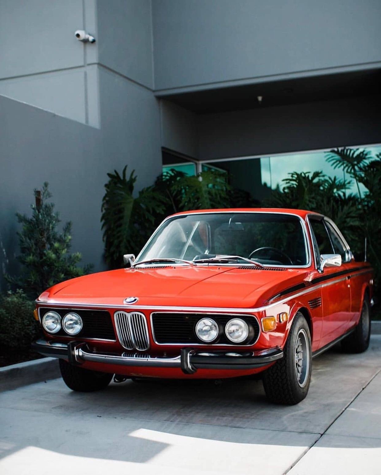 Старая бмв. BMW Classic e9. БМВ 3 ретро. BMW 230 Retro. BMW старенькая.