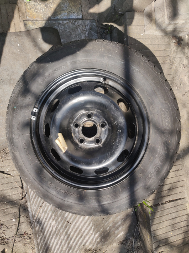 Шины летние Matador 195/65 R15, штампованные диски Vag 6Jx15 ET38 5x100 ...