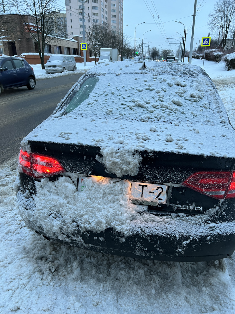 Разбили зеркало (даже снег у нас чистить не умеют) — Audi A4 (B8), 2 л,  2008 года | кузовной ремонт | DRIVE2