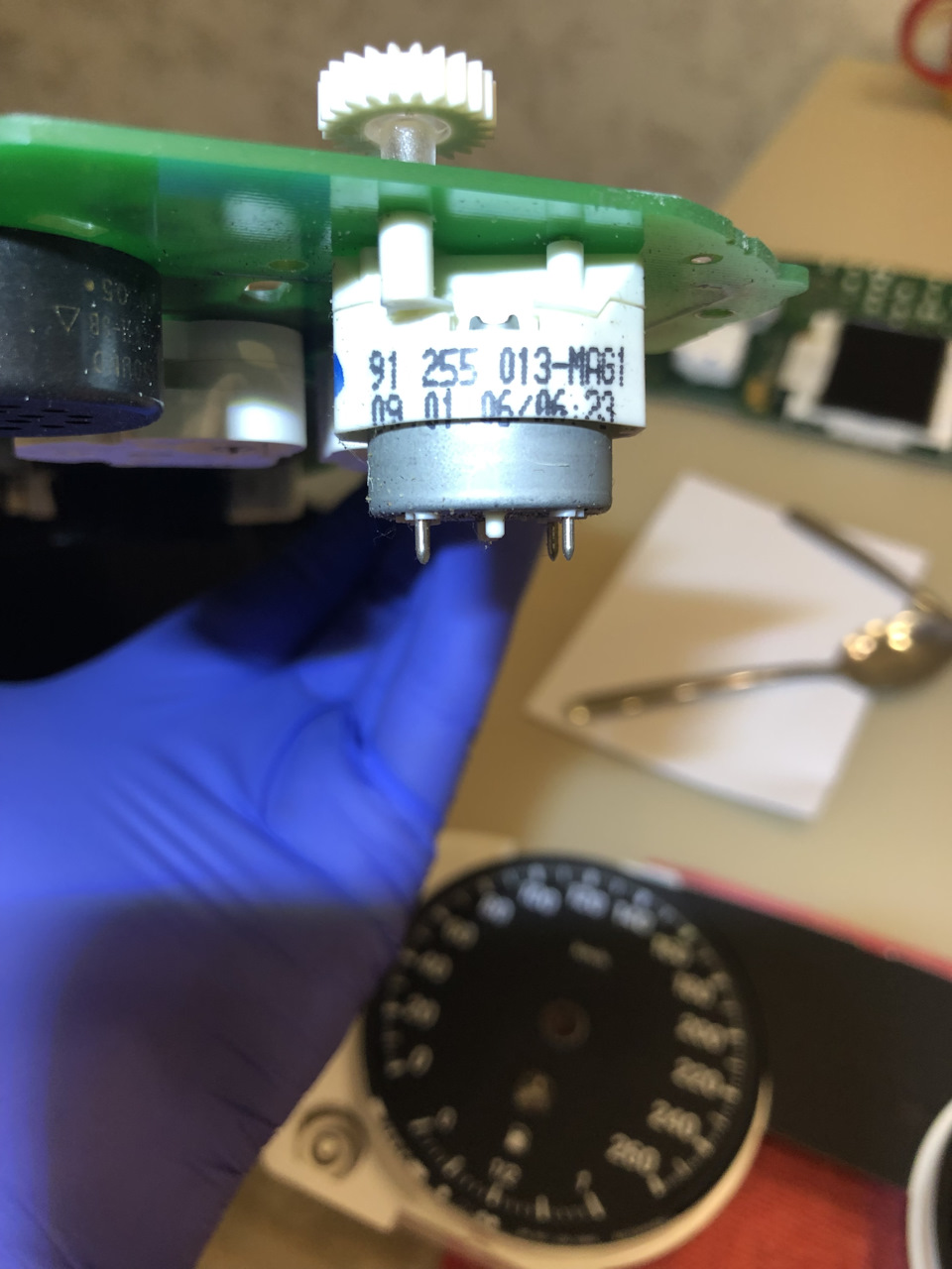 Нужный нам мотор — BMW 1 series (E81/E87). Запчасти на фото: 255013, 0606Z3