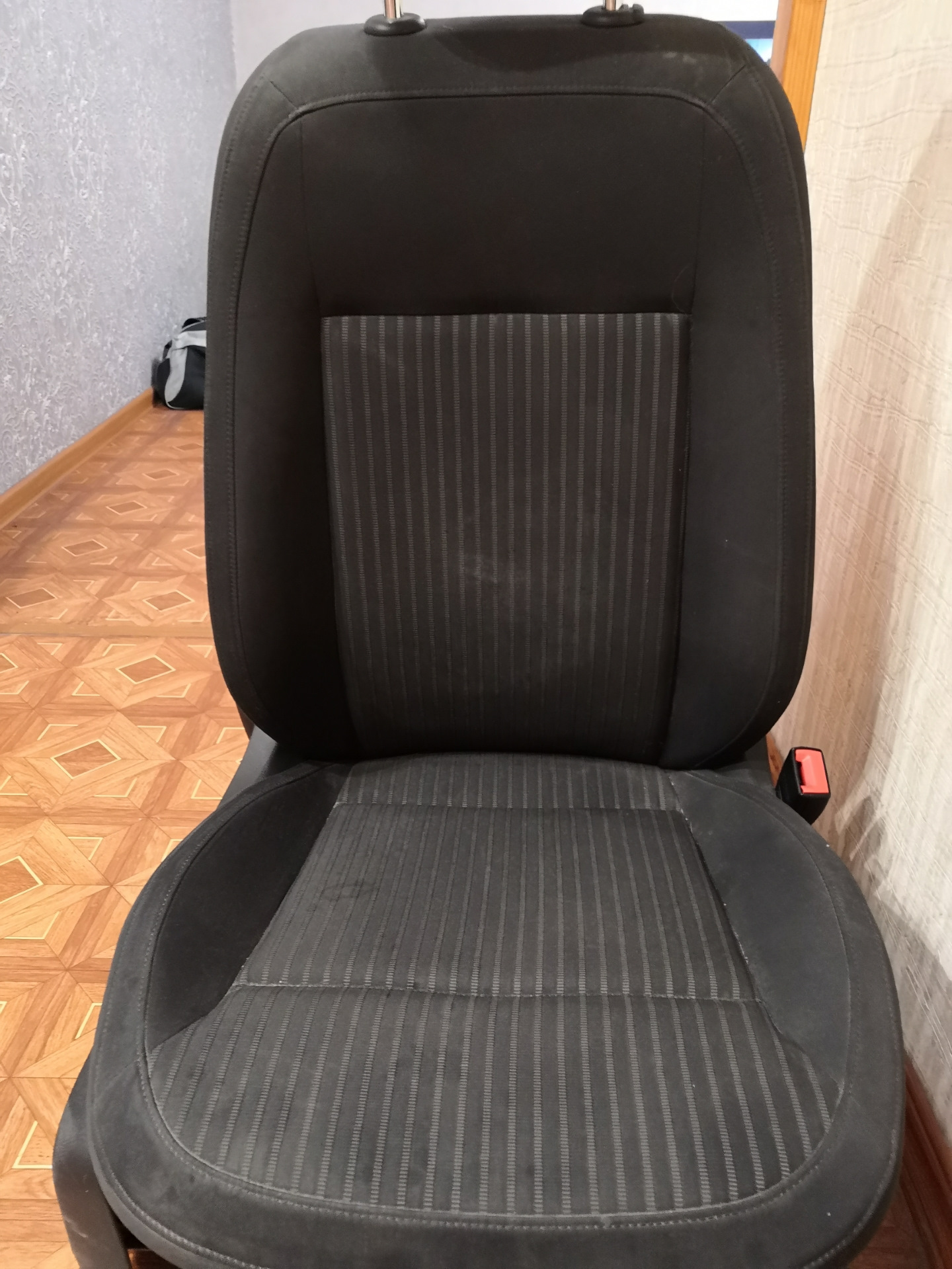 Как снять обивку сидений поло седан Стирка заводской обивки сидений - Volkswagen Polo Sedan, 1,6 л, 2013 года своими