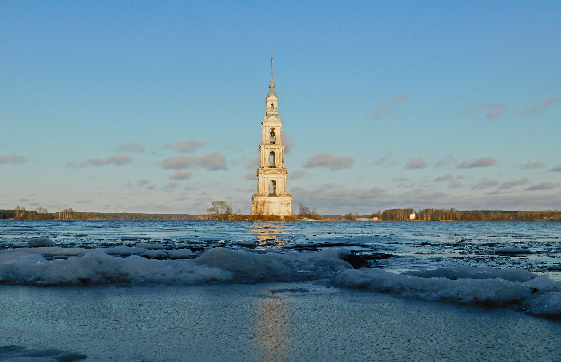 Колокольня калязин фото на воде