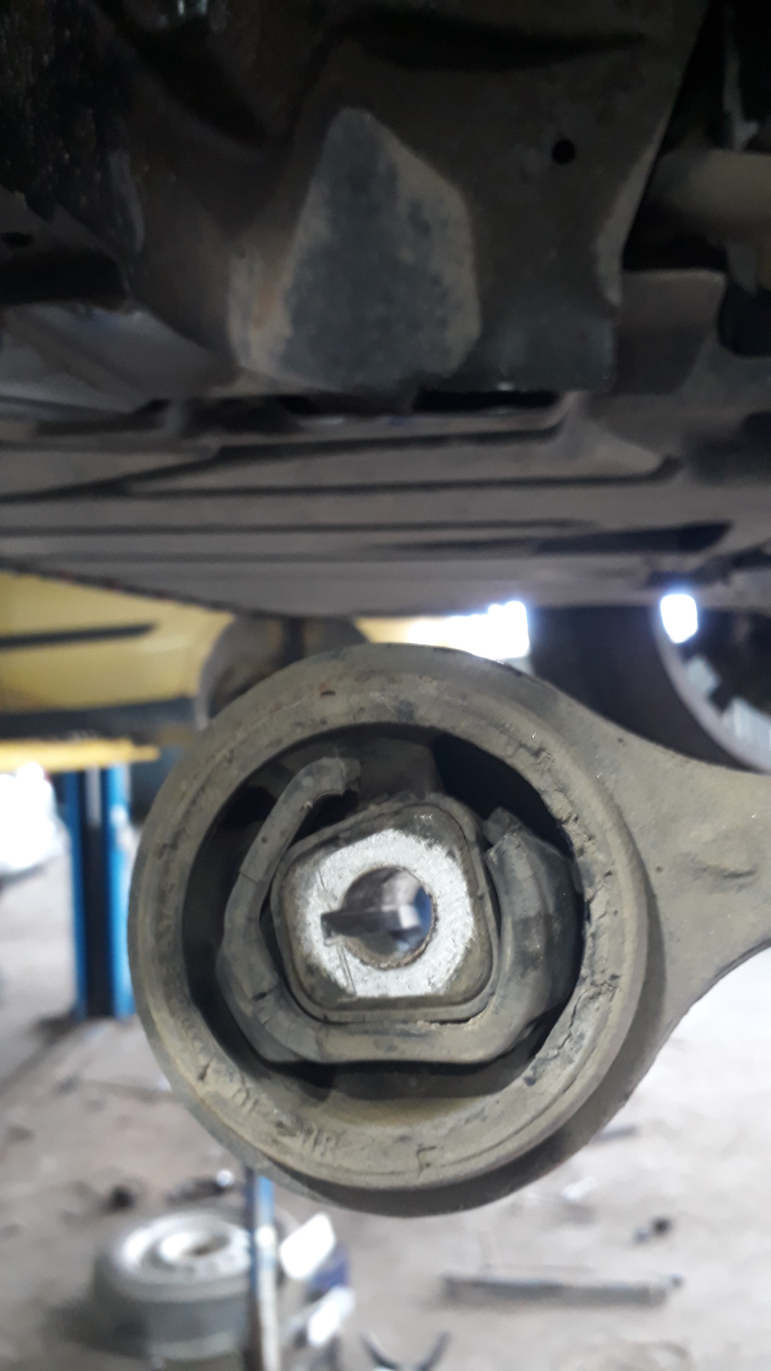 Замена сайлентблоков передней подвески — BMW X1 (E84), 2 л, 2013 года ...