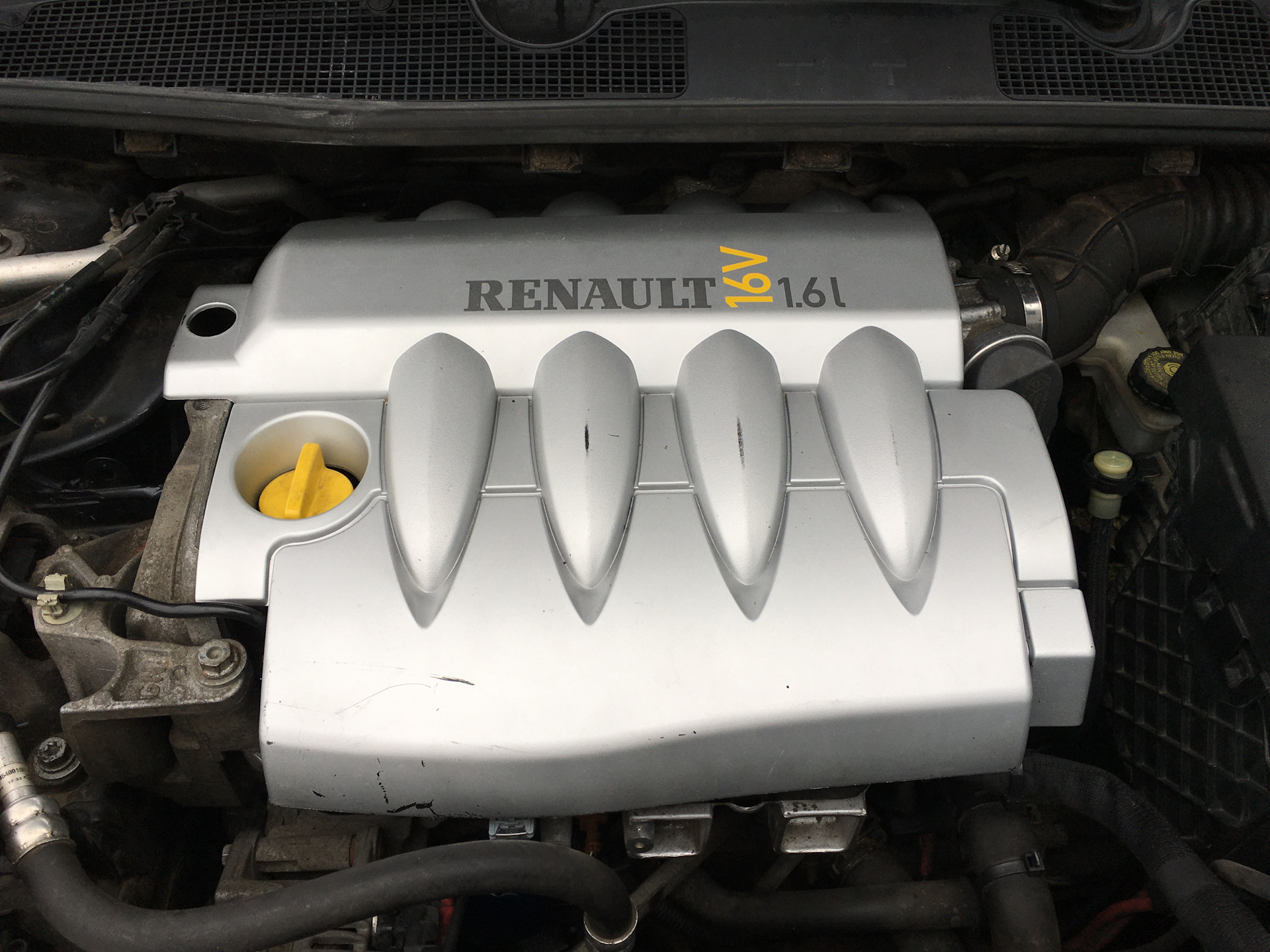 Renault megane 2 двигатели. Крышка двигателя Renault Fluence 1.6. Декоративная крышка двигателя Рено Флюенс 1.6. Декоративная накладка на двигатель Рено Флюенс 1.6. Мотор Рено Флюенс 1.6.