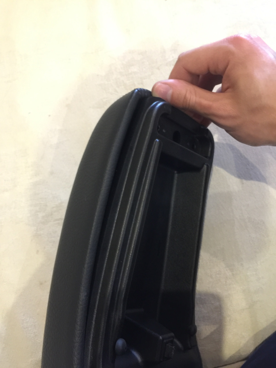 Как разобрать крышку подлокотника? — Ford Mondeo III, 2 л, 2006 года ...