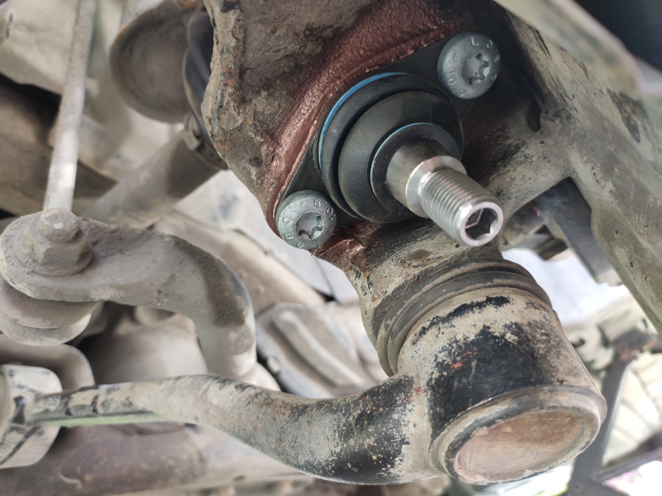 Замена сайлентблоков передних рычагов от бронированной е38, шаровых ...