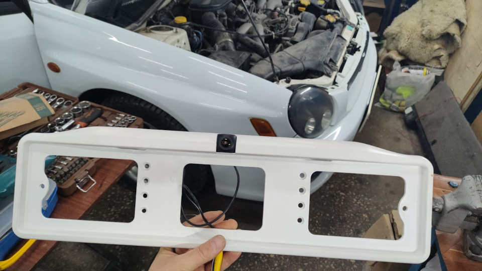 Камера в рамке. На чёрной было бы ещё незаметнее, но я хотел белую… — Subaru Impreza (GD/GG)