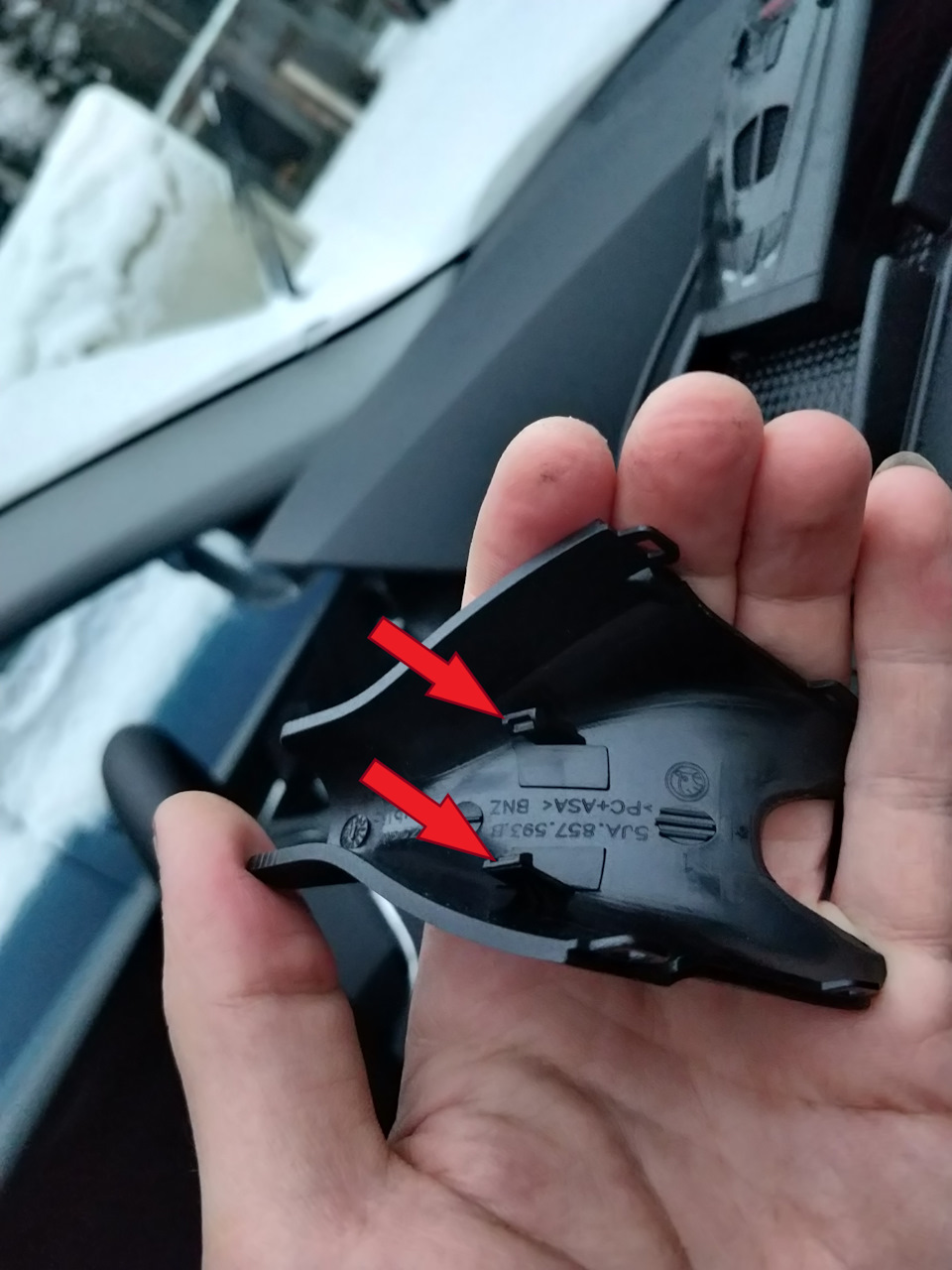 Вторая часть кожуха держится на этих защёлках — Skoda Rapid (2G). Запчасти на фото: 5JA857593B