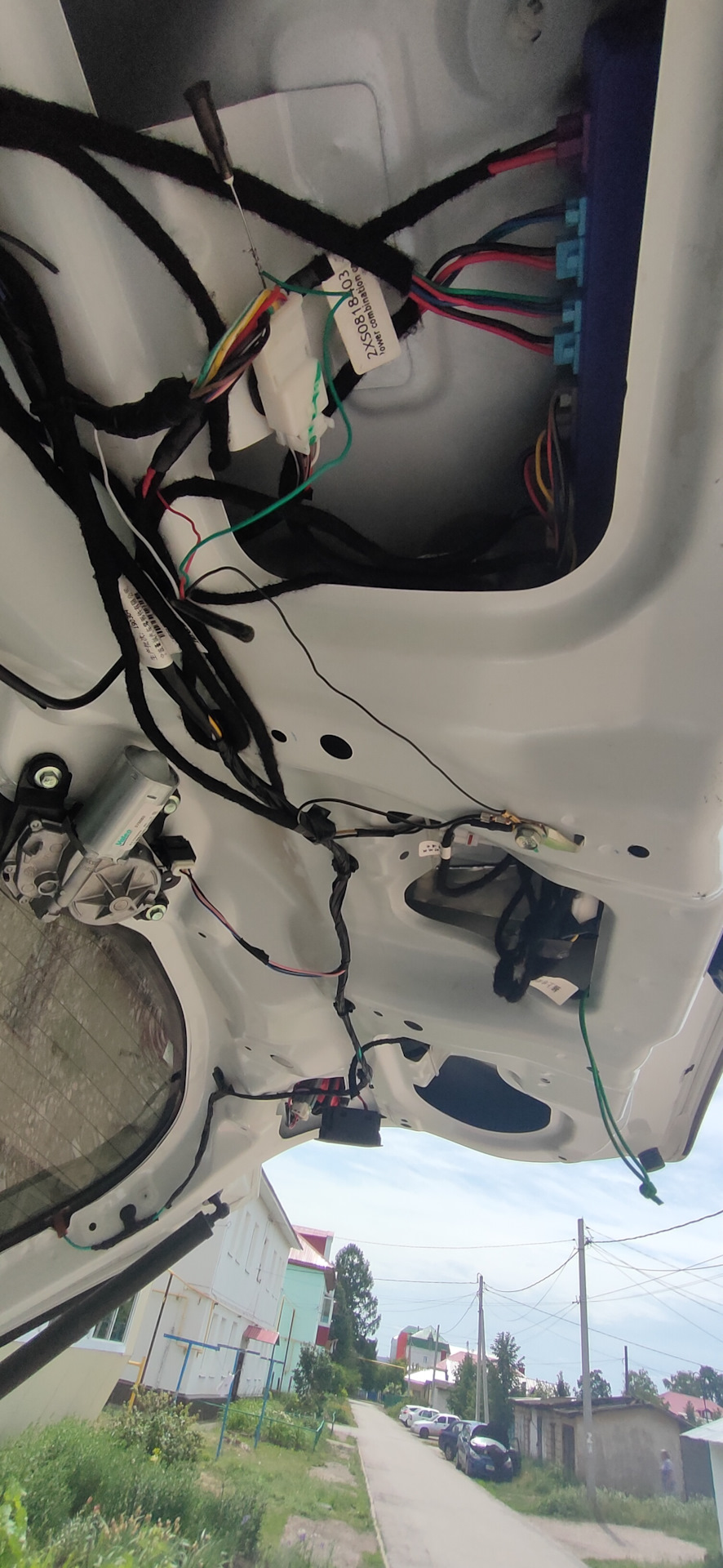 Датчик открытия багажника взмахом ноги — Geely Atlas (1G), 1,8 л, 2019 ...