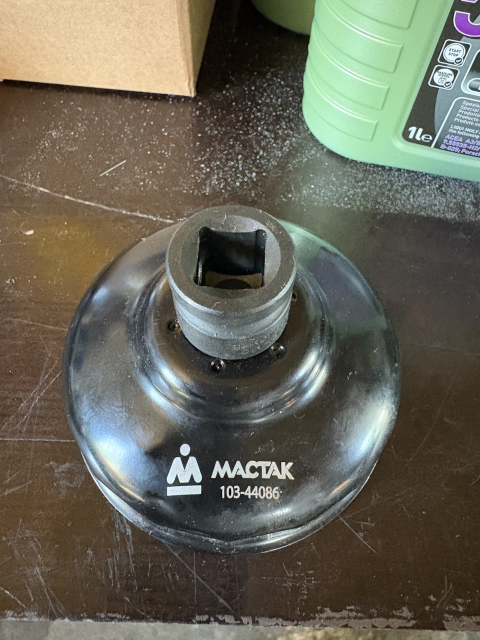 Когда-то на OZON был приобретен правильный съемник на стакан и переходник с 3/4 на 1/2, другие съемники (цепи, ключи, крабы) царапают крышку стакана. — BMW 1 series (E81/E87)