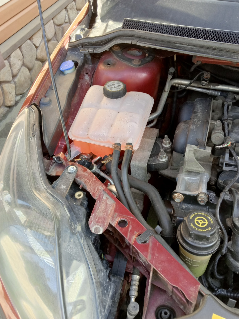 Замена расширительного бачка — Ford Focus Wagon II, 1,6 л, 2008 года ...