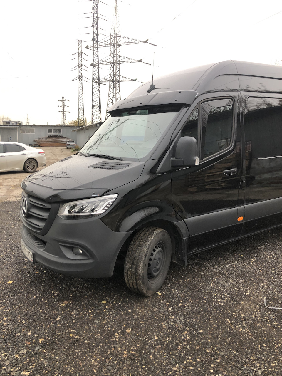 Козырёк над лобовым стеклом, дефлектора окон и капота. — Mercedes-Benz  Sprinter (3G), 3 л, 2019 года | аксессуары | DRIVE2