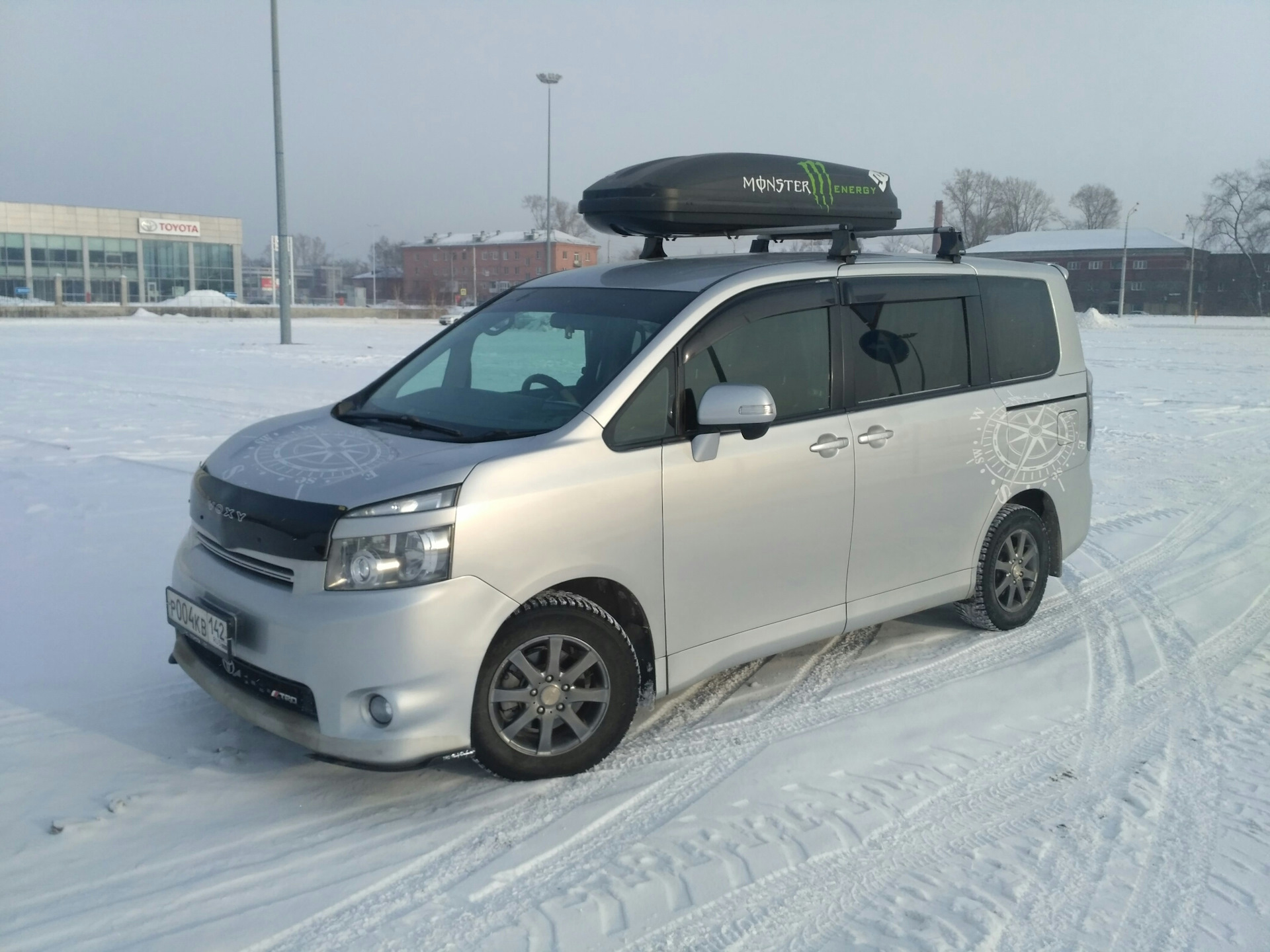 Тойота проайс. Багажник на крышу Тойота Вокси 2009 года. Бокс на крышу Toyota Voxy. Тойота про бокс. Багажник на Тойота Вокси 3 поколение.