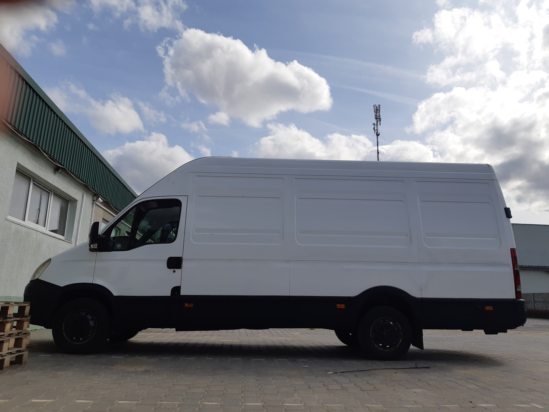 Iveco daily 2008. Iveco Daily 35s18. Iveco Daily 35. Ивеко Дейли 2008. Ивеко Дейли цельнометаллический 35s10.