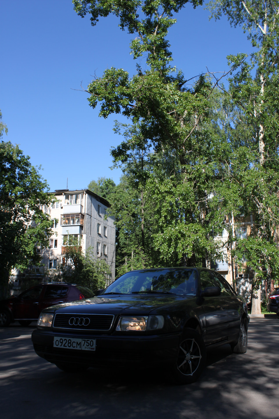 Небольшой фотосет возле дома. — Audi 100 (C4), 2,3 л, 1990 года |  фотография | DRIVE2