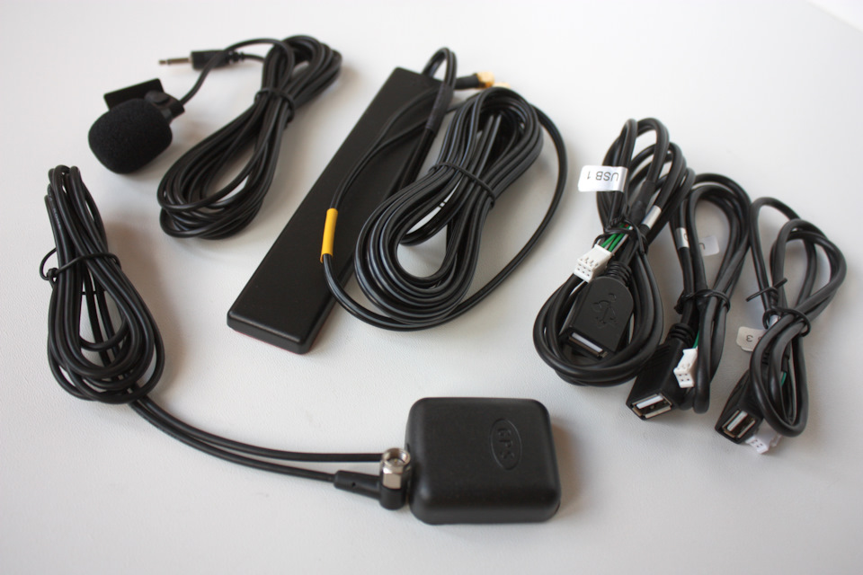 Микрофон, антенны и четыре (!) USB. — KIA Sportage (3G)