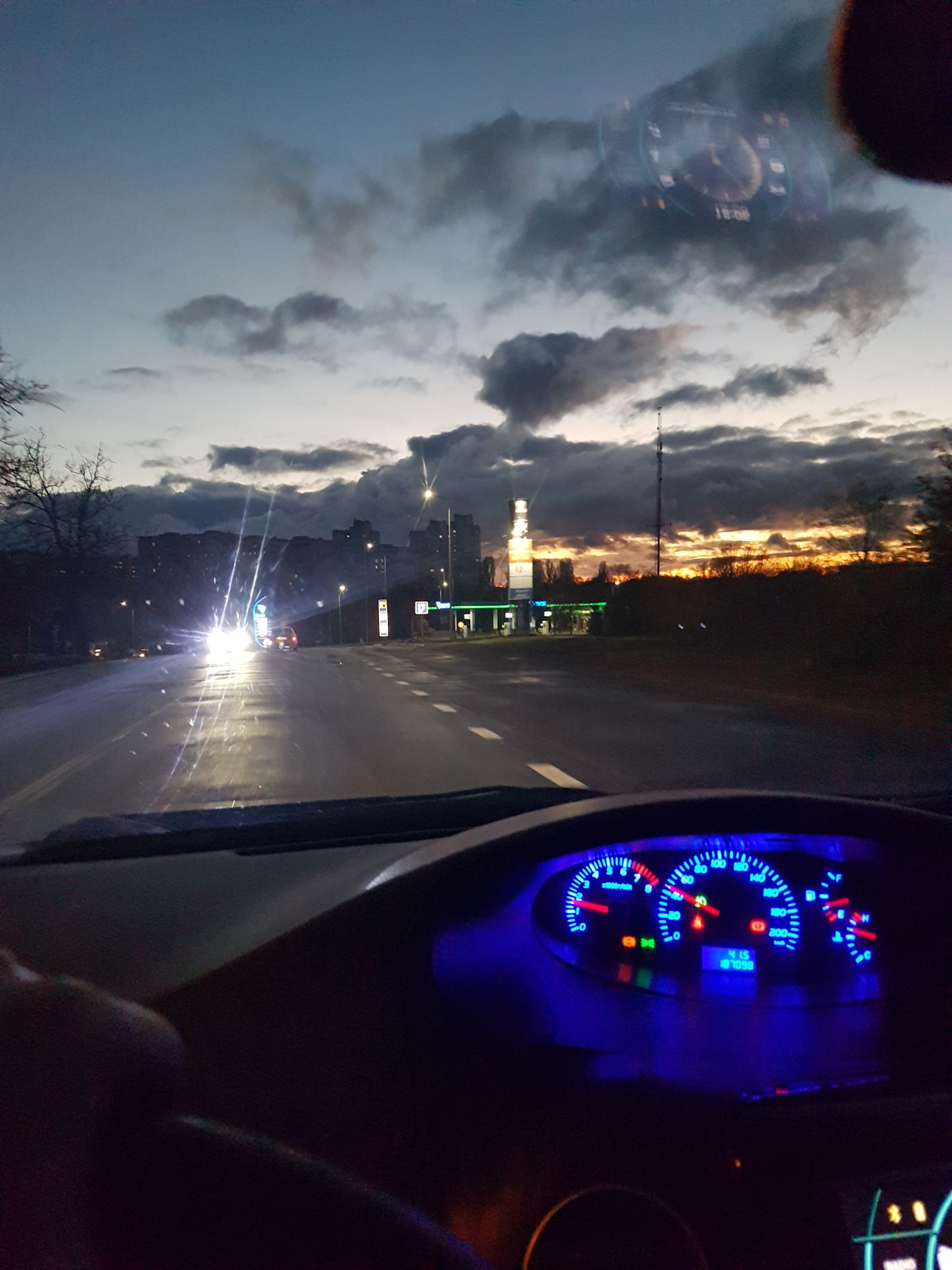 Дорога домой машина. Красивый вид из машины. Вид из машины ночью. Еду в машине ночью. Еду ночью на авто.