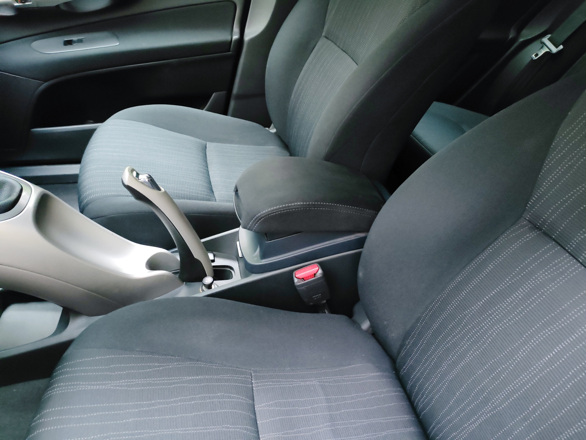 Подлокотник и кнопка аварийки — Toyota Auris (1G), 1,6 л, 2008 года ...