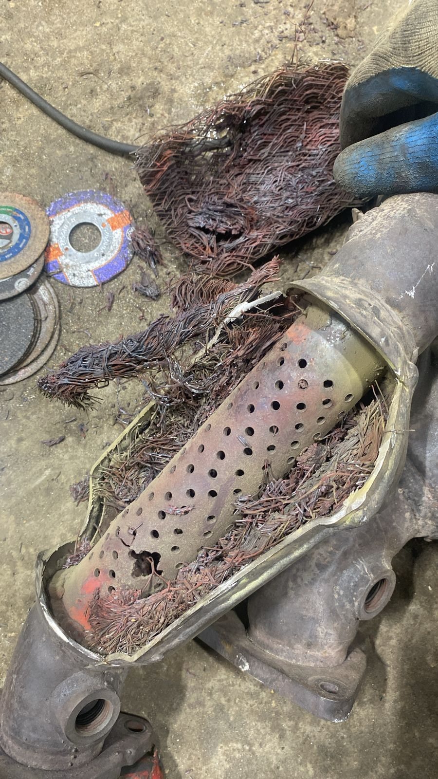 Сажевый фильтр камаз евро 5. Нагретый катализатор. Катализатор автомобильный. Катализатор внутри. Металлы в катализаторе.