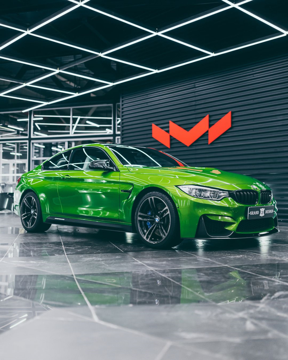 BMW M4. Перетяжка торпедо и дверей. Перетяжка потолка в алькантару. — Grand  Design на DRIVE2