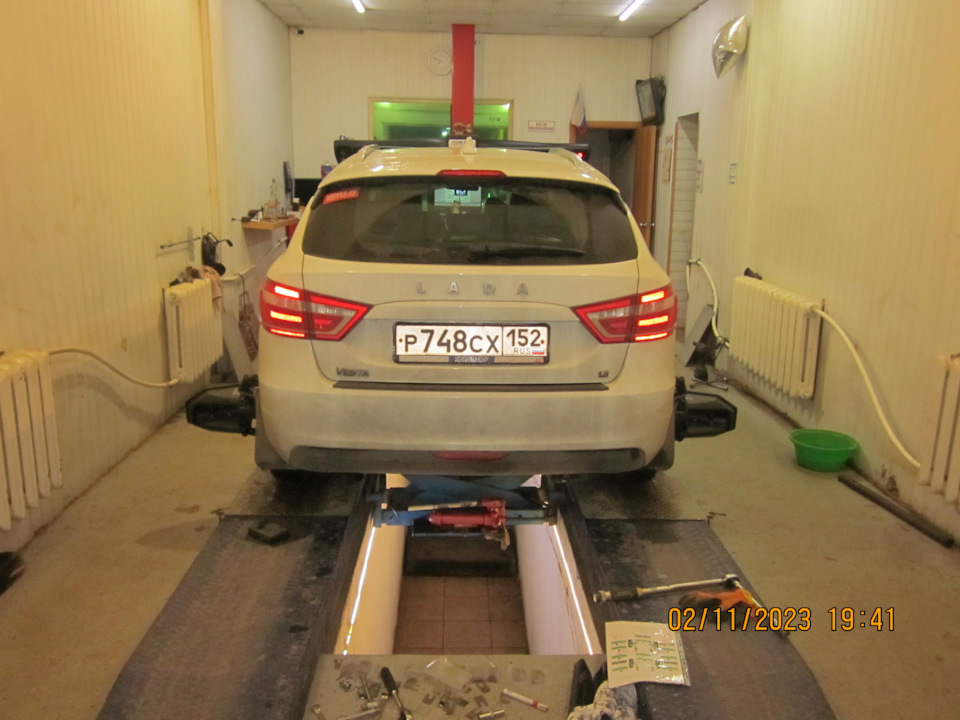 Веста на стенде Хантер — Lada Vesta SW (1G)