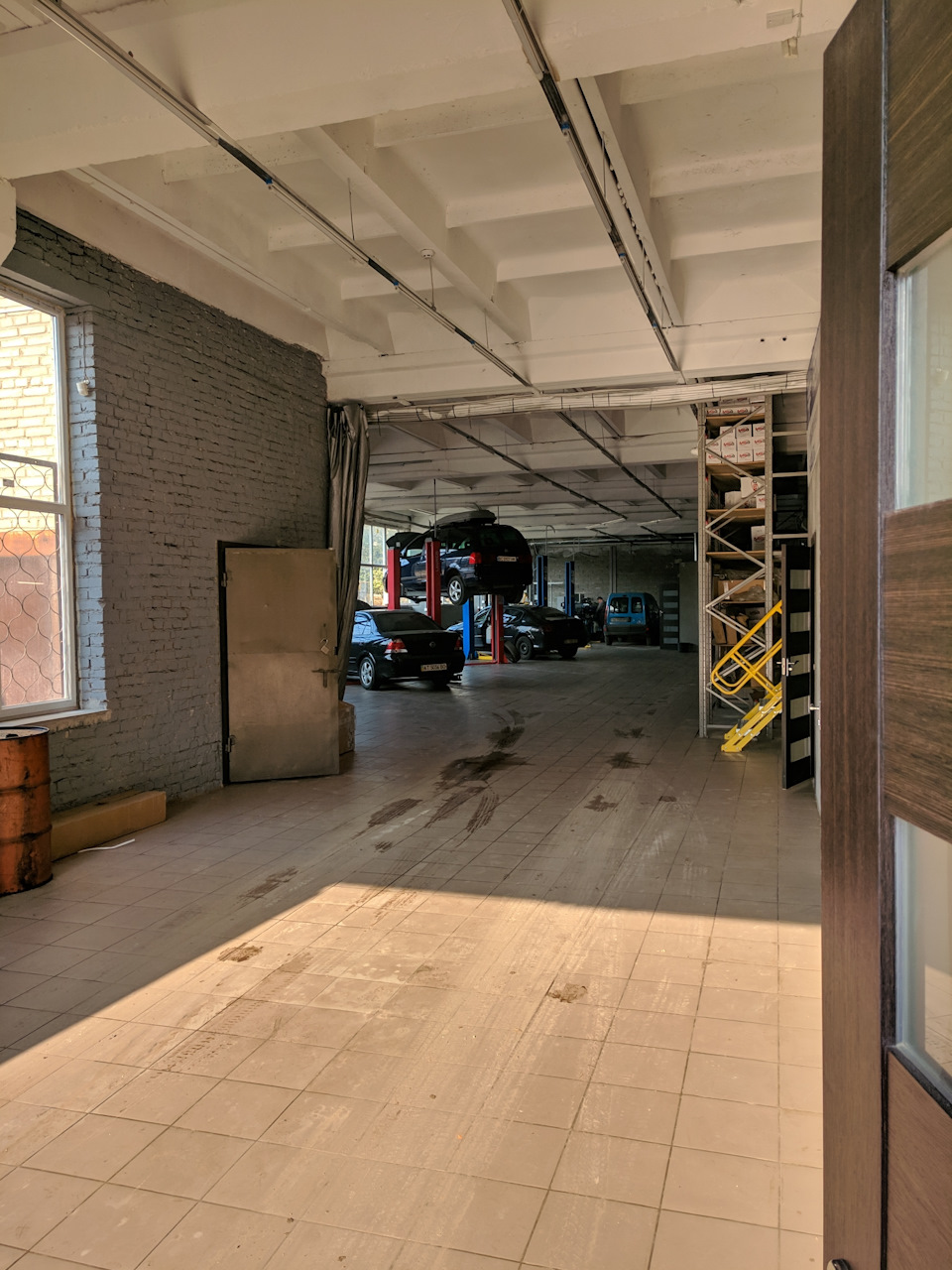 Идеально чистый бокс, моют каждого вечера сами менеджеры — Nissan Almera Classic (B10)