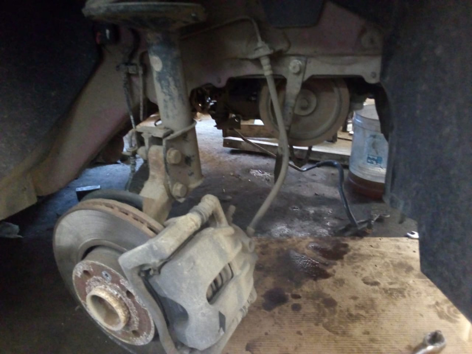 Готовятся доставать сердце али 😢 — Nissan Almera V (G11/15), 1,6 л ...