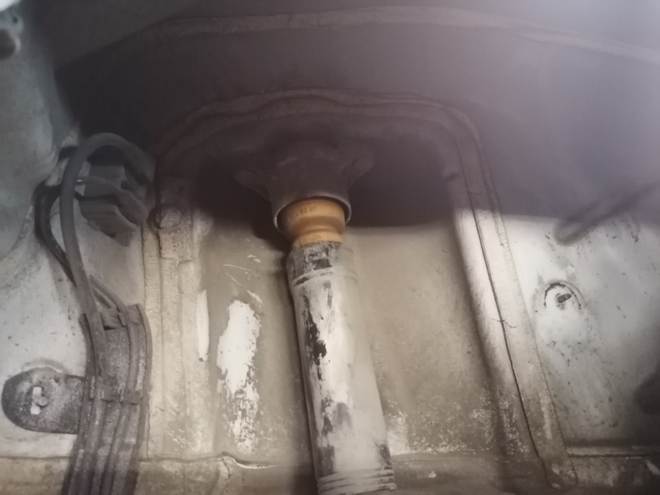 12. Przód: podłącz łącznik stabilizatora, uporządkuj prowadzenie przewodów/czujników; wstępnie dociągnij. — Mercedes B-Class W246/T246